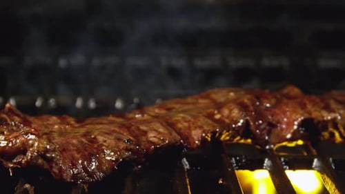 Bife de flanco ou bife de saia para grelhar com fogo 61