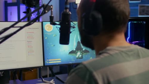 Backshot von Streamer Man, der auf einem leistungsstarken Computer spielt