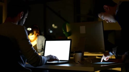 Männliche Führungskraft nutzt Laptop am Schreibtisch im Büro 4k