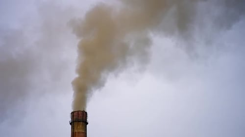 Pfeifen der Rauchfabrik. Weißer Rauch strömt aus dem Fabrikschornstein in die Luft.