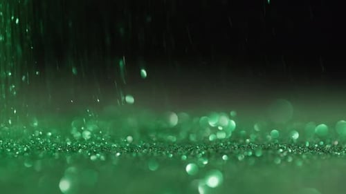 Abstrakter Hintergrund aus grünem rundem Glitzer, der sich um