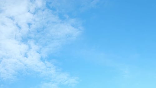 4K Zeitraffer von wunderschönem blauem Himmel mit Wolkenhintergrund, Blauer Himmel mit Wolken und Sonne.