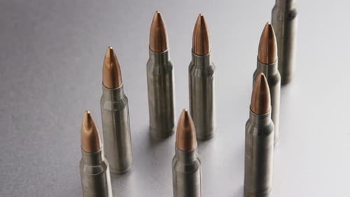 Filmmusik rotierende Aufnahme von Kugeln auf einer metallischen Oberfläche - BULLETS 001