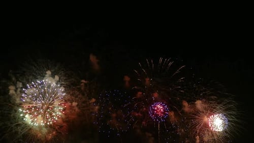 Buntes Feuerwerk bei Nacht auf Himmelshintergrund