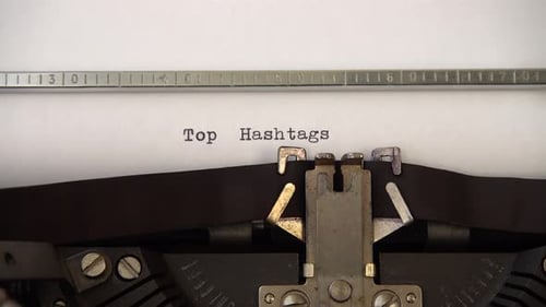 Tippsatz Top Hashtags auf Retro-Schreibmaschine. Nahaufnahme.