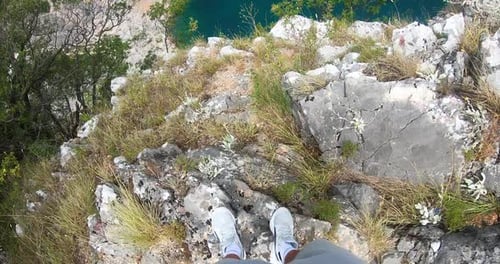 Vue de dessus du magnifique lac karstique d'eau douce rougeCrveno Jezero en Croatie. La nature