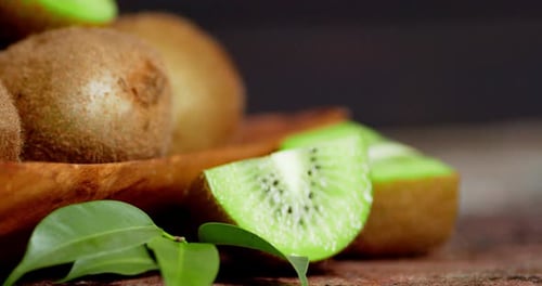 Frische Kiwi mit Blättern auf dem Teller rotiert langsam.