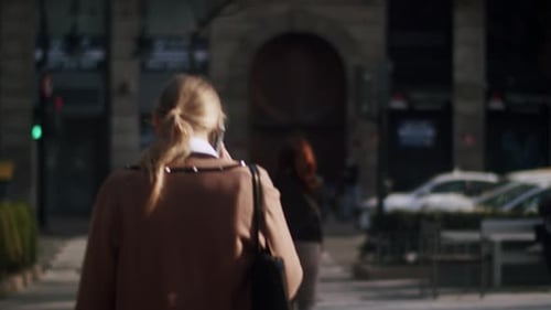 Pessoas na travessia de pedestres na cidade