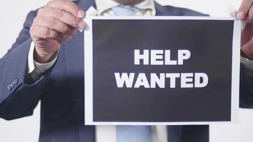 Business Man Posts Schild auf Glasfenster Hilfe gesucht