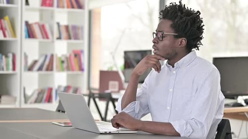 Hombre africano pensativo pensando en el trabajo, lluvia de ideas
