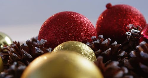 Nahaufnahme von Weihnachtskugel und Tannenzapfen