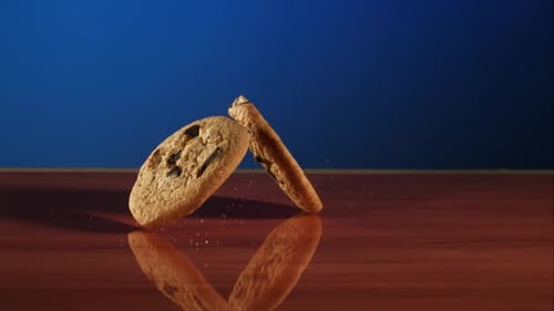 Cookies falling and bouncing in ultra slow motion 1500fps - reflective surface - COOKIES PHANTOM