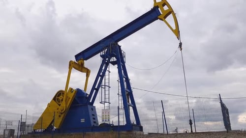 Industrieller Ölbrunnen-Pumpjack Arbeiten und Pumpen von Rohöl mit Bohrinsel