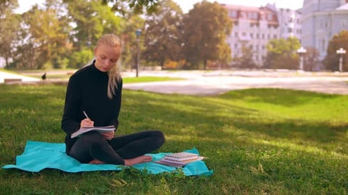 Blonde Mädchen studieren im Freien
