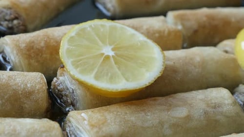 Langsames Schwenken über türkischen Phyllo-Kuchen gefüllt mit Walnüssen 4K 2160p 30fps UHD-Aufnahmen - Süßer Sirup von l