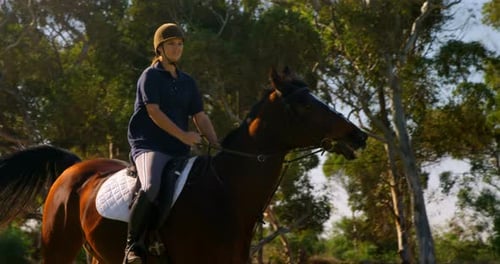 Mulher andando a cavalo no rancho 4k