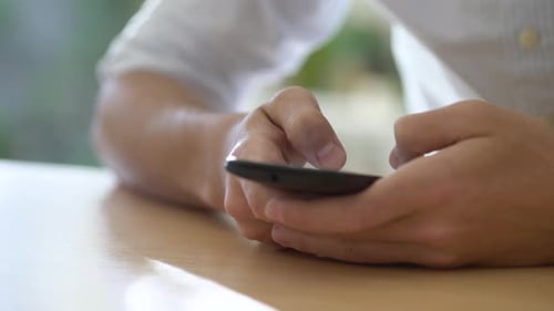 Mann benutzt Smartphone