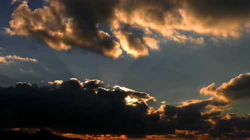 Warmes Sonnenlicht und Wolken