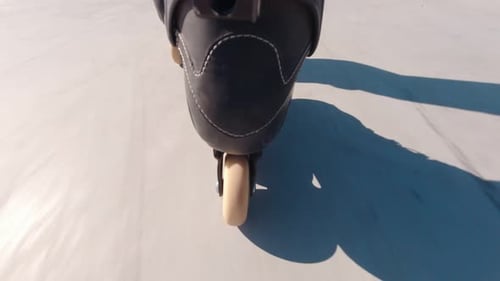 Rollschuhlaufen in einem Skatepark