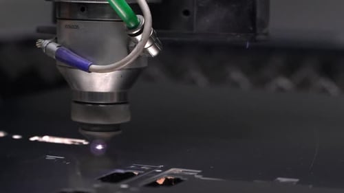 Automatisiertes Laserschneiden in der Fabrik