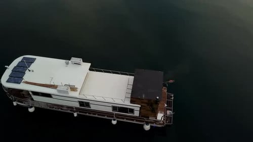 Vista aérea de la casa flotante en la bahía de Boko-Kotorskaya en Montenegro