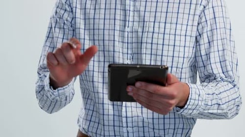 Portrait d'un homme souriant utilisant une tablette numérique