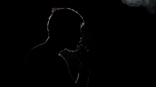 Mann raucht Elektronisch Zigarette. Schwarz. Silhouette. Zeitlupe