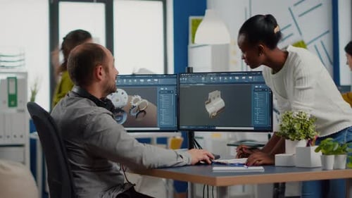 Empleado negro y gerente de proyecto analizando piezas metálicas mecánicas