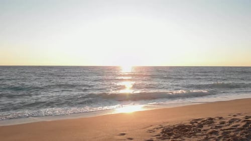Plage tropicale, mer avec sable doré au coucher du soleil