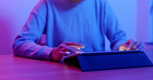 Arbeite am Tablet-Computer