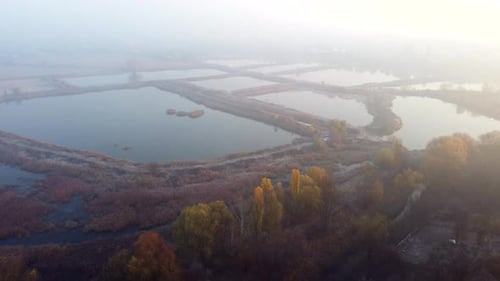 Drohnenflug über künstlich gegrabene Teiche für die Fischzucht Herbst