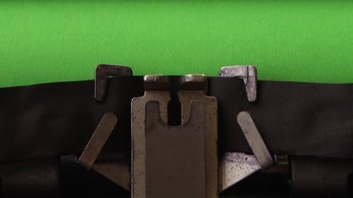 Taper sur une machine à écrire rétro sur une page verte. Chromakey.