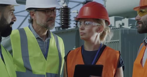 Ingeniero maduro hablando por teléfono inteligente durante una reunión en una central eléctrica