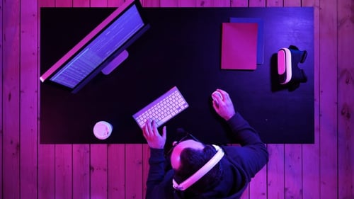 Hacker oder Cracker versuchen, ein Sicherheitssystem zu hacken.