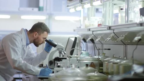 Wissenschaftler nutzen Mikroskop im Labor