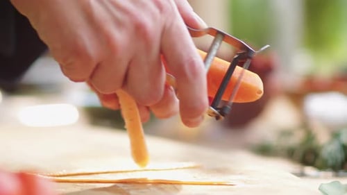 Foto de primer plano de una zanahoria fresca pelada con pelador de verduras