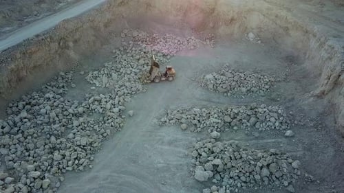 Maschinen, die bei Gravel Pit Truck im Steinbruch arbeiten