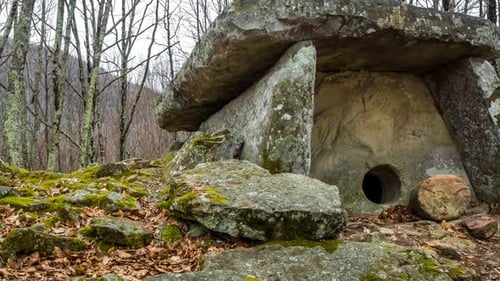 Construction de dolmen de plaques de pierre massives dans les montagnes du Caucase
