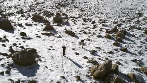 Bergsteiger geht bergauf