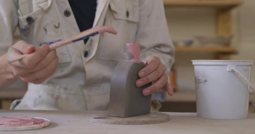 Jeune potière travaillant dans son atelier