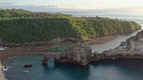 Vue aérienne de la côte tropicale verte de l'île de Nusa Penida, plage d'Atuh, Bali, Indonésie