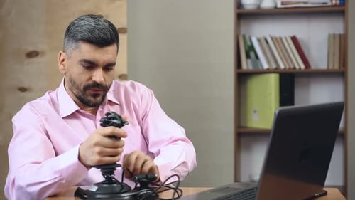 Männlicher Mitarbeiter tötet Zeit, spielt Videospiel-Simulator statt zu arbeiten