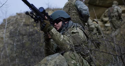 Soldat fournissant une couverture pendant la patrouille