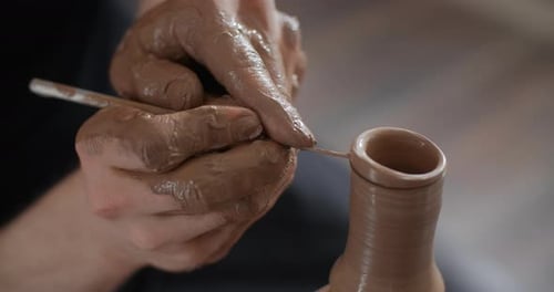 Potter fabrique un cou de cruche au Ralenti sur un volant de potier Vidéo de l'atelier de poterie Potter