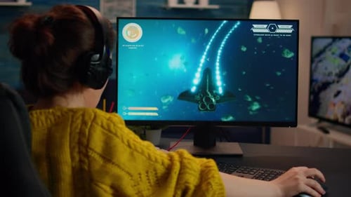 Jogador profissional jogando no jogo de tiro em primeira pessoa no computador pessoal