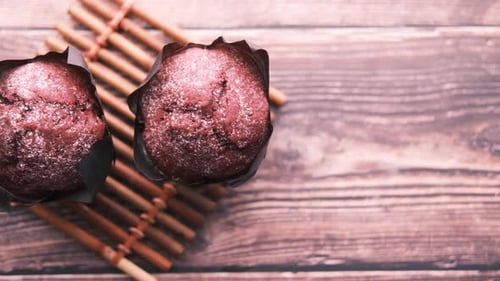 Ansicht von Muffins auf dem Tisch isoliert auf Schwarz