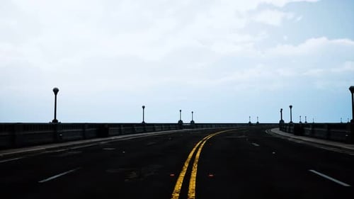 Ponte longa em Nevoeiro Nebuloso