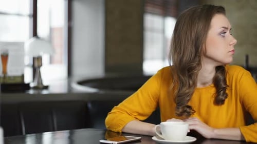 Mujer esperando nerviosamente en el café, Comprobando el teléfono inteligente y marcharse, Mala cita