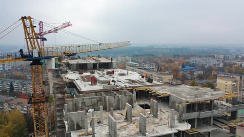 Bau eines Wohnkomplexes. Mehrstöckiges Gebäude im Bau.