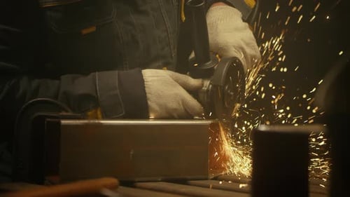Industriearbeiter schneidet Metall